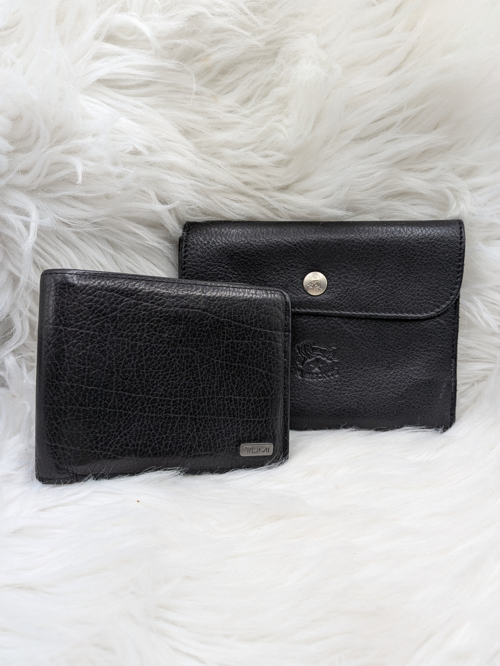 Lot of 2 Leather Wallets – TUMI & Il Bisonte